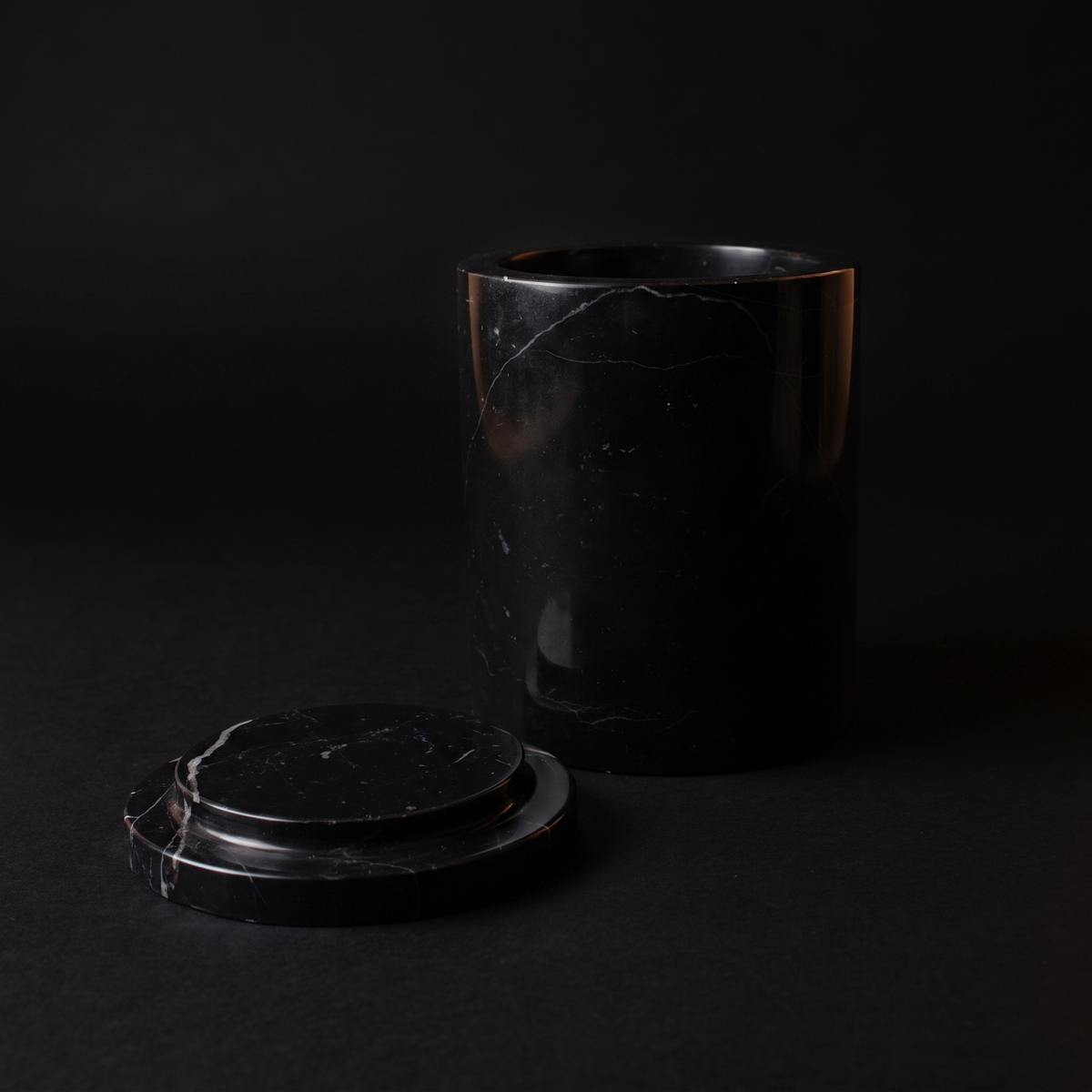 Lid set beside the vessel
