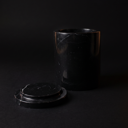 Lid set beside the vessel