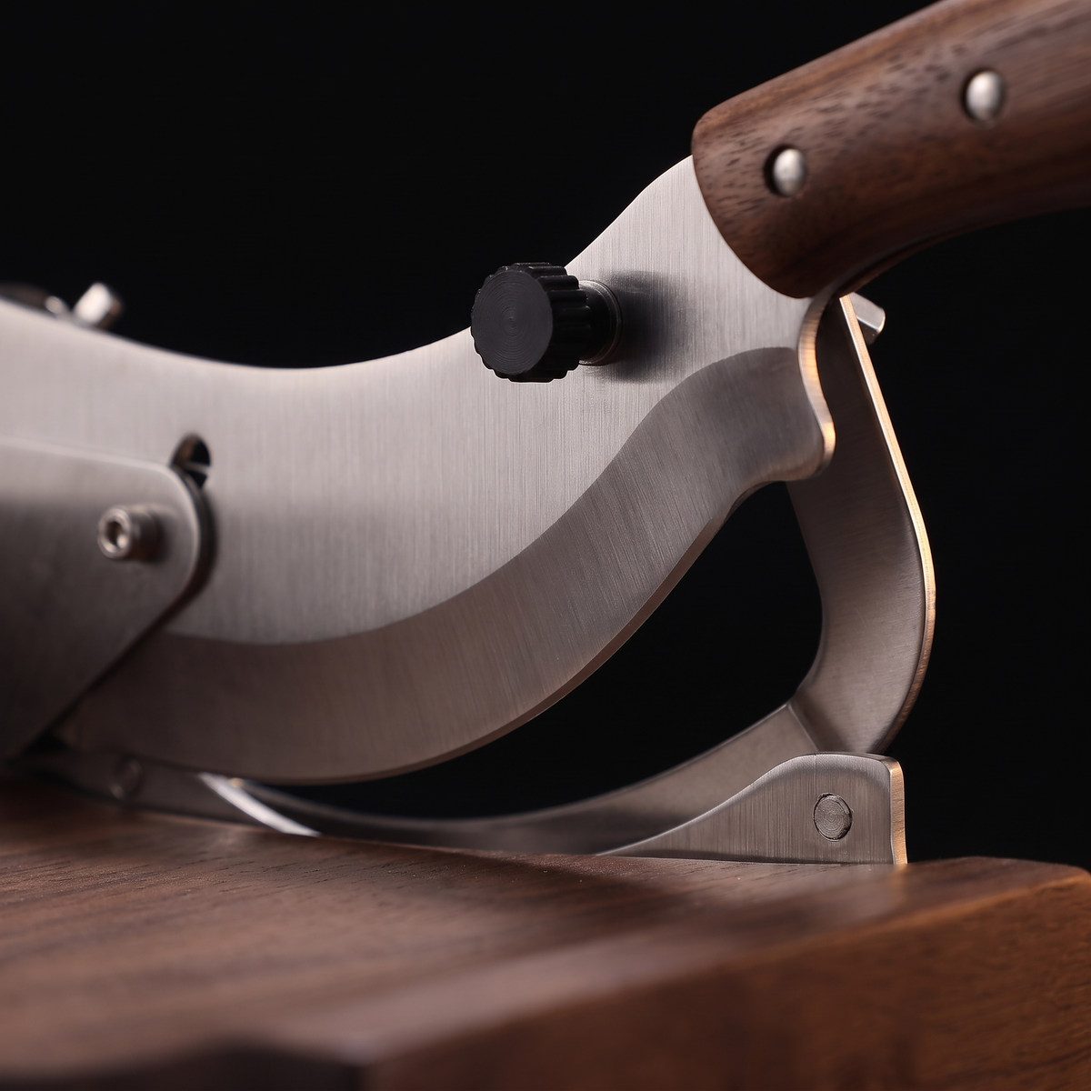 Detail of the blade pivot and thickness adjustment knob